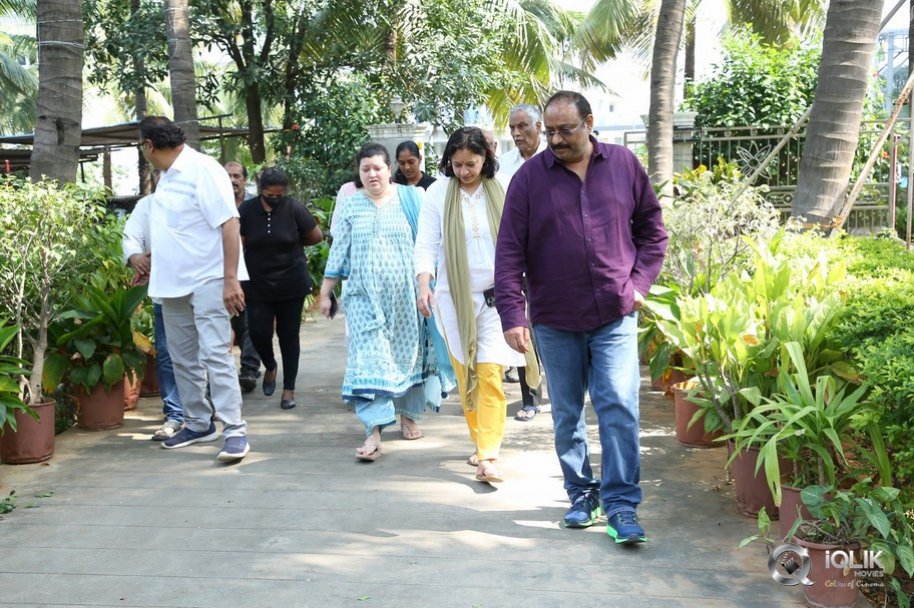Celebrities-pay-homage-to-superstar-Krishna